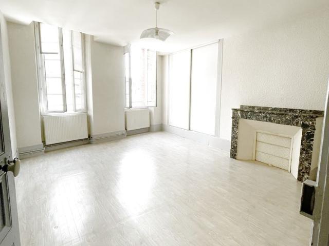 Grand appartement de 70 m2 T2 au 1er étage
