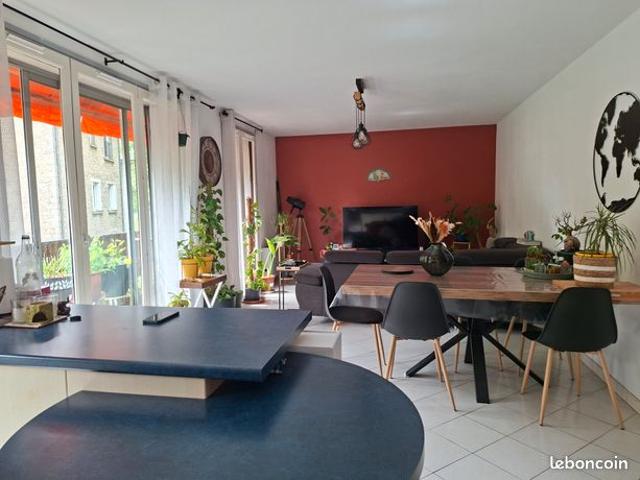 Grand appartement de 82 m2 avec 3 chambres et garage