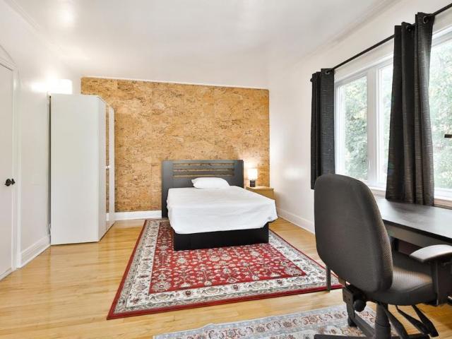 Grand appartement de 3 chambres à coucher entièrement meublé et équipé