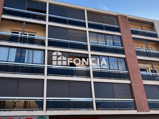 Grand Appartement de type 2 situé au 4ème et dernier étage avec ascenseur, cave en sous sol et parking privatif