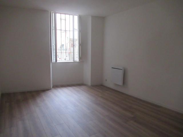 GRAND APPARTEMENT DE TYPE 3 DE 77 M2 EN REZ DE CHAUSSÉE DE P