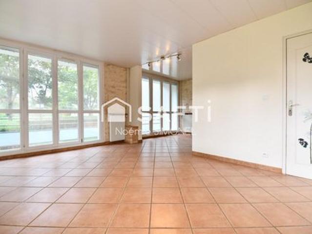 Grand appartement de quatre pièces! Ravalement récent!