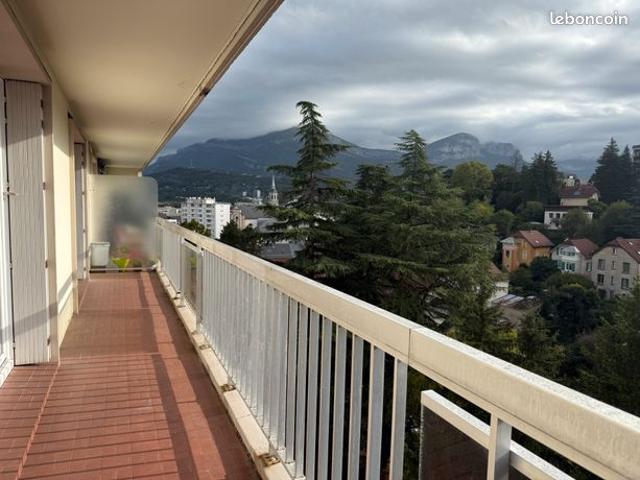 Grand appartement emplacement idéal