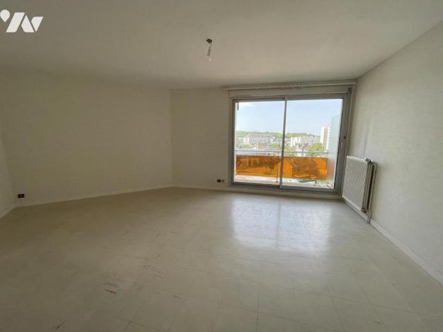 Grand appartement F2 avec balcon et parking