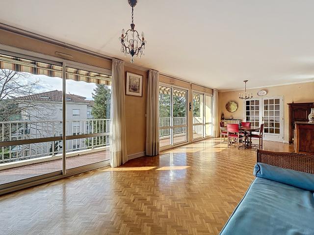 Grand appartement familial traversant avec balcons, prêt à révéler tout son potentiel après rénovation