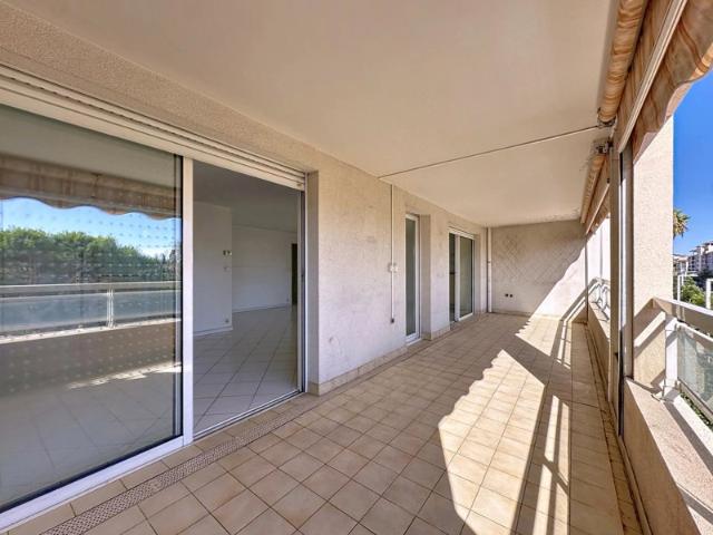 Grand appartement familial avec garage dans résidence avec piscine