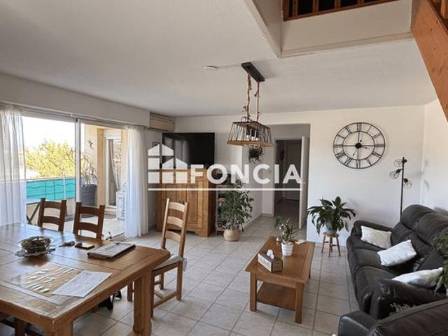Grand appartement lumineux de 3 chambres dans une résidence sécurisée avec vue dégagée, garage, parkings et terrasse