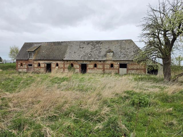 Grand bâtiment en briques et silex à rénover