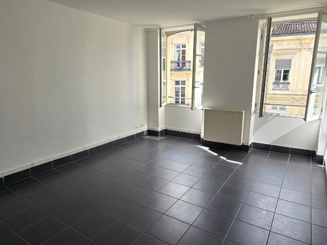GRAND BAYONNE APPARTEMENT T2 3EME ETAGE AVEC ASCENSEUR