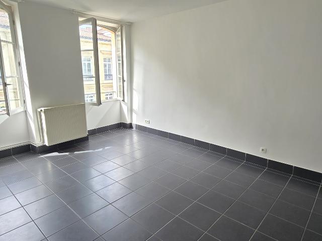 GRAND BAYONNE APPARTEMENT T2 3EME ETAGE AVEC ASCENSEUR