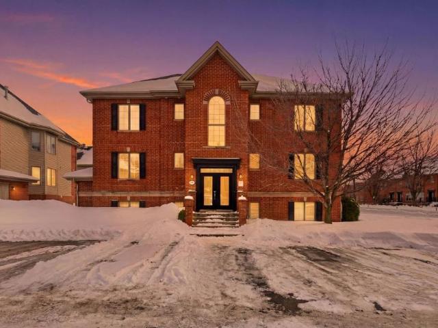 Grand condo 4 1/2 à louer à Ste Dorothée, laval disponible le 24 juillet