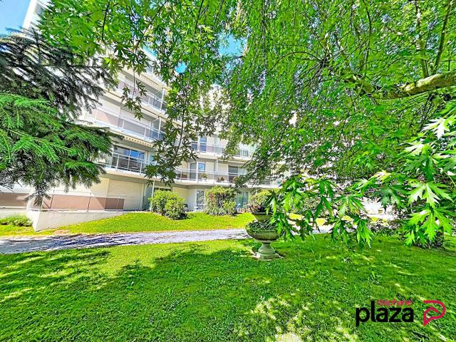Grand deux pieces avec parking en centre ville