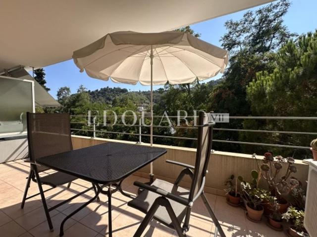 Grand deux pièces en excellent état avec belle terrasse et possibilité garage, exclusivité