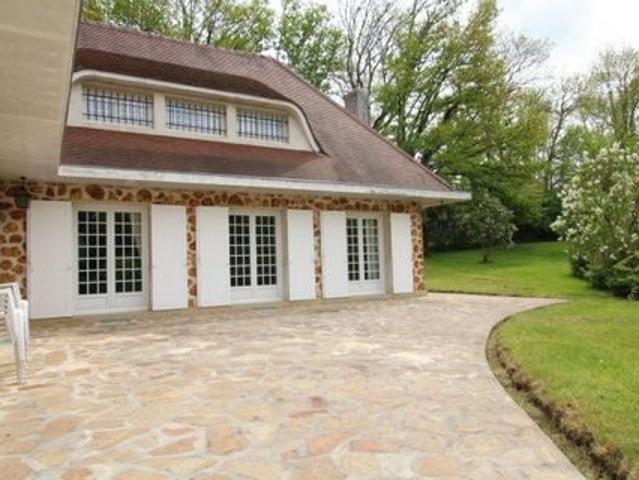 GRAND DOMAINE AVEC MAISON D ARCHITECTE 300M2 sur 10 HECTARES
