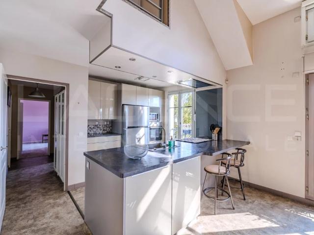 GRAND DUPLEX AVEC CAVE ET PARKING