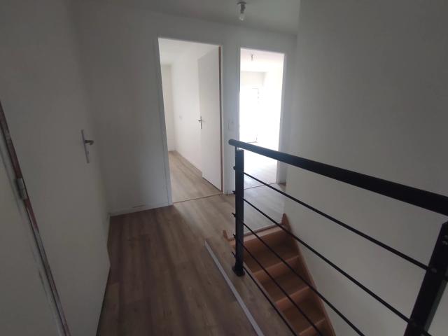 Grand duplex rénové avec cour et parking