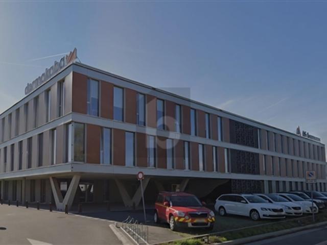 GRAND ESPACE, TRÈS BON EMPLACEMENT