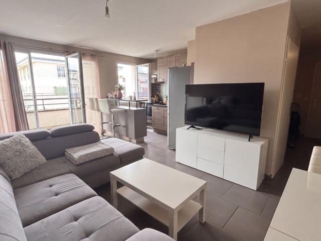 Grand F2 vendu loué avec balcon et parking sous sol