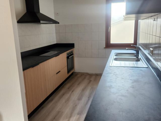 GRAND F6 avec cuisine équipée neuve, garage, espaces verts