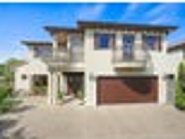 Grand Family Living in Epsom DGZ