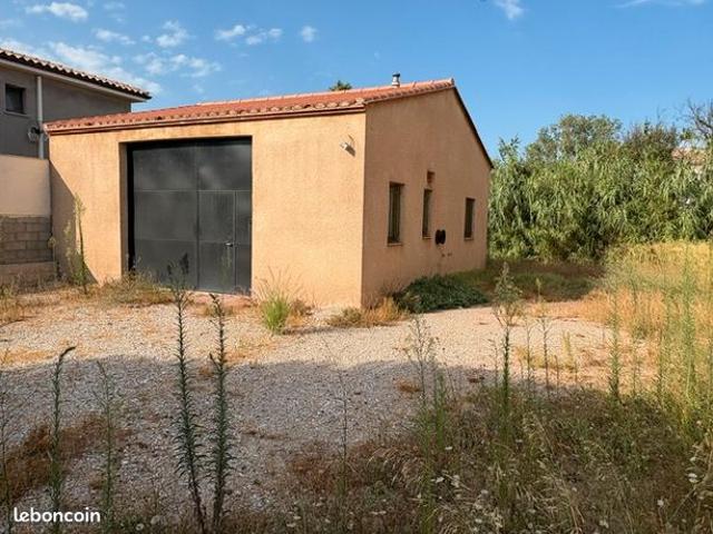 Grand garage de 75 m²