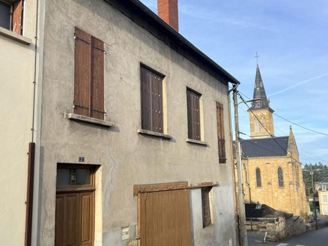 Grand garage et logement centre ville de La Clayette