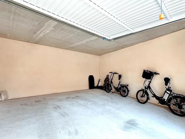 Grand garage sécurisée