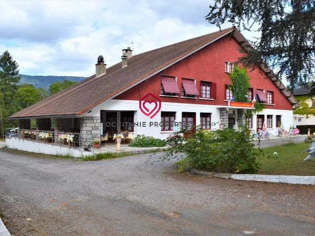 Grand immeuble/hotel avec jardin, terrasse et parking