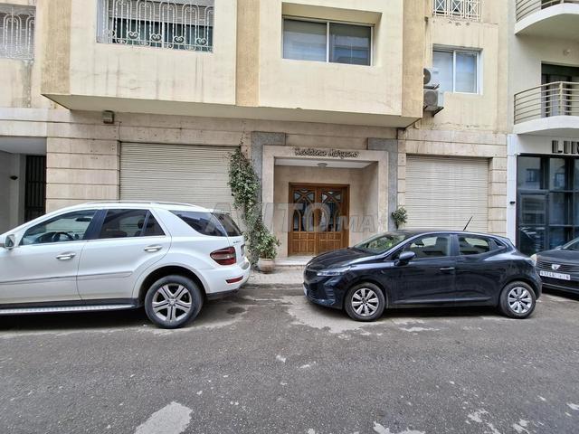 Grand Local commercial à louer aux Iris, 250m2