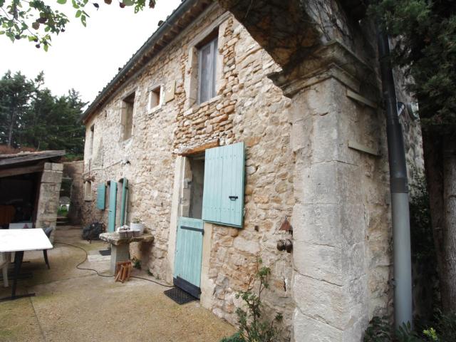 Grand Luberon. Propriété ancienne à vendre avec terrain de 1. 148m² Céreste