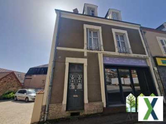 Grand magasin avec appartement à rénover