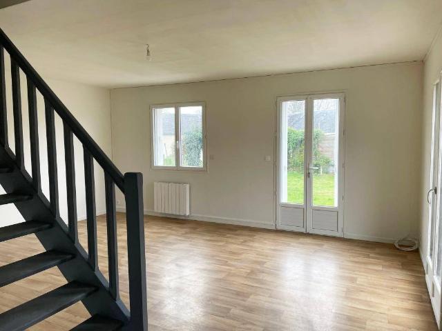 Grand pavillon familial avec beau jardin, secteur calme