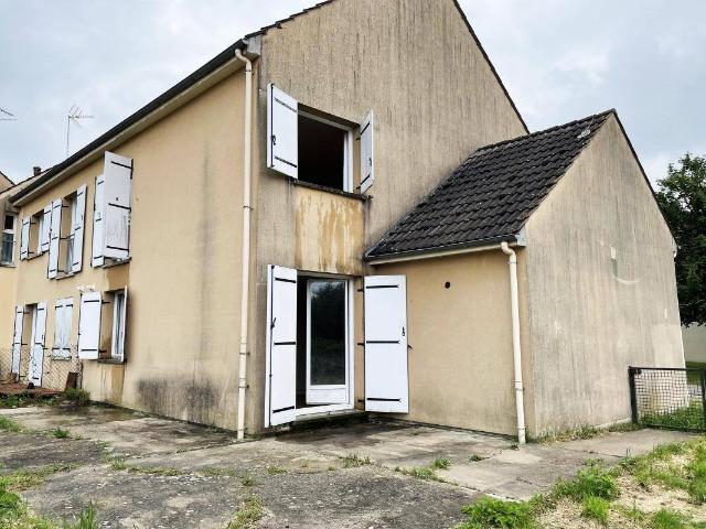 Grand pavillon familial dans secteur calme avec beau jardin