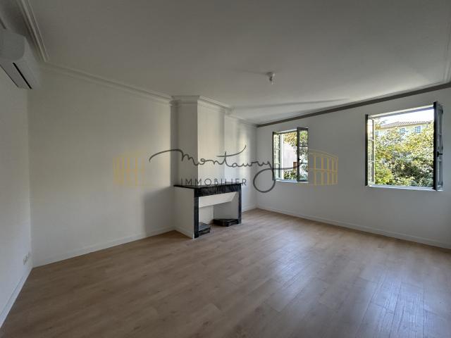 Grand studio climatisé – DPE B exceptionnel – Centre Nîmes