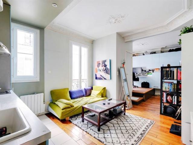 Grand studio à vendre dans un immeuble haussmannien