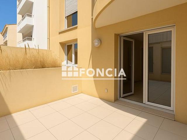 Grand studio avec terrasse au premier etage