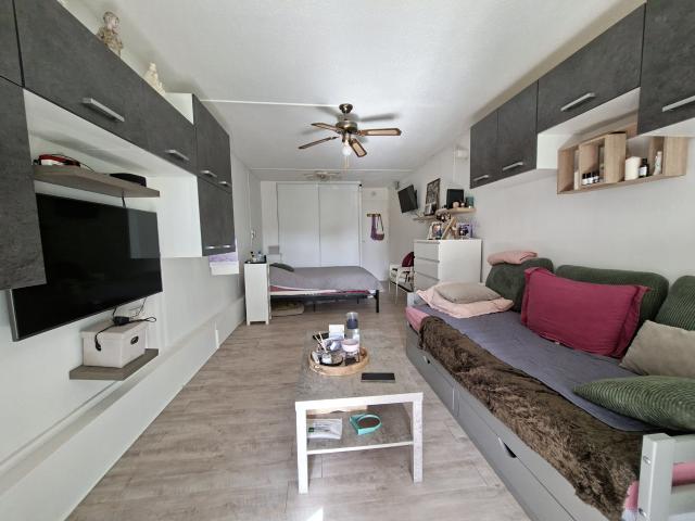 GRAND STUDIO AVEC TERRASSE PROCHE DE LA PLAGE DU MOLE