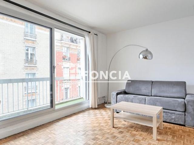 Grand studio avec balcon