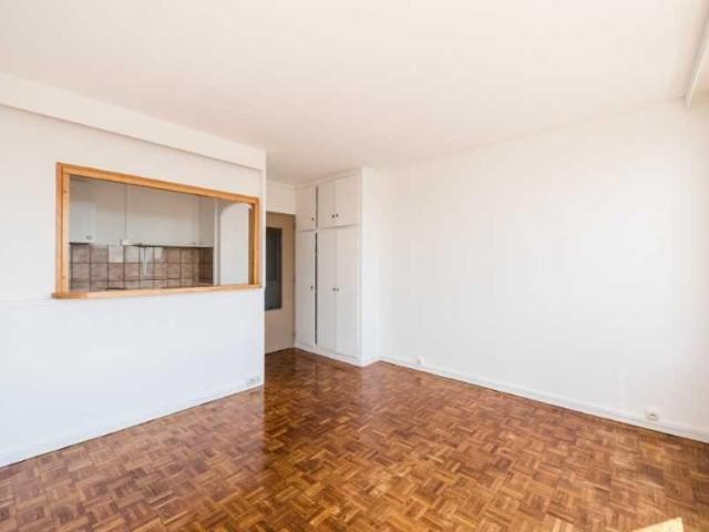 Grand studio avec balcon à Suresnes
