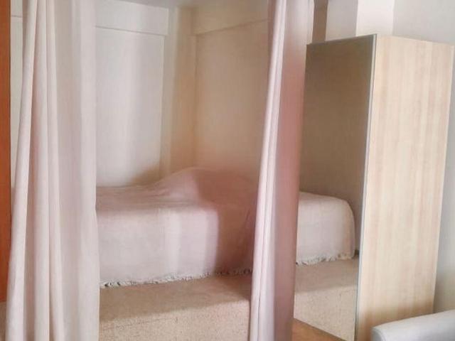 Grand studio avec balcon Porte Maillot
