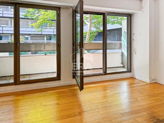 Grand studio avenue Foch avec balcon