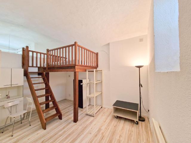 Grand studio de 28m2 en RDC S'ouvre sur la courette intérieure végétalisée Dispo le 31/07 !
