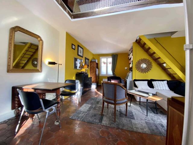 Grand studio de 34 m² avec coin chambre en mezzanine situé rue Rambuteau