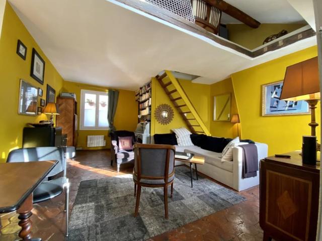 Grand studio de 34 m² avec coin chambre en mezzanine situé rue Rambuteau