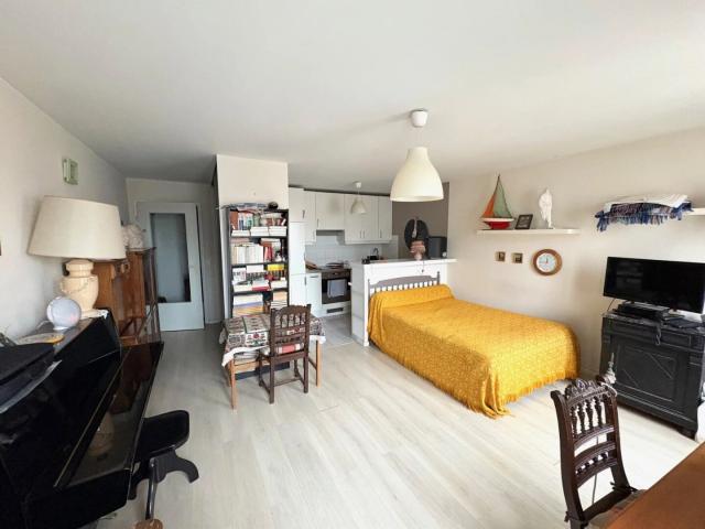 GRAND STUDIO DERNIER ÉTAGE IMMEUBLE RÉCENT DPE C et A