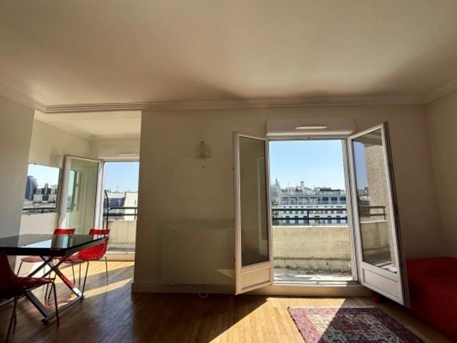 Grand studio en étage élevé avec balcons