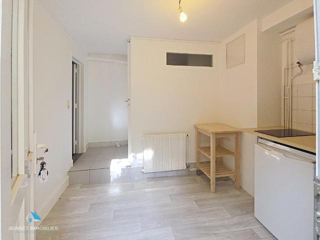 Grand Studio en rez de jardin sur cour intérieure