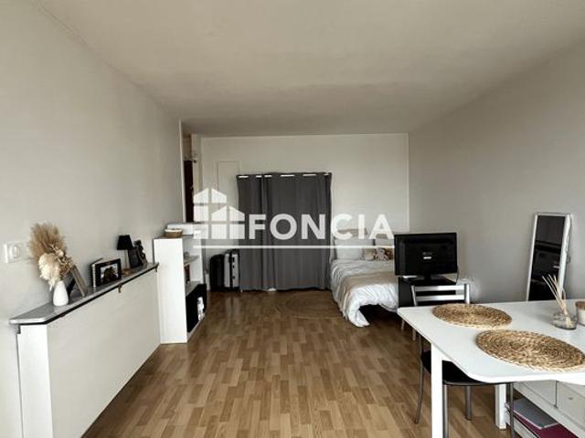 Grand studio lumineux avec balcon, place de parking et cellier