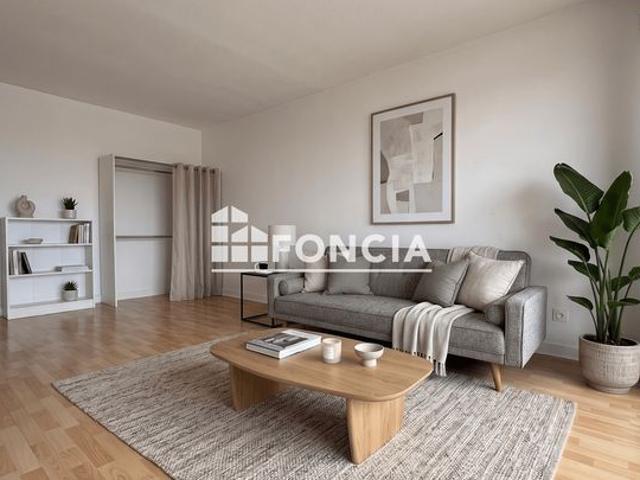 Grand studio lumineux avec balcon, place de parking et cellier