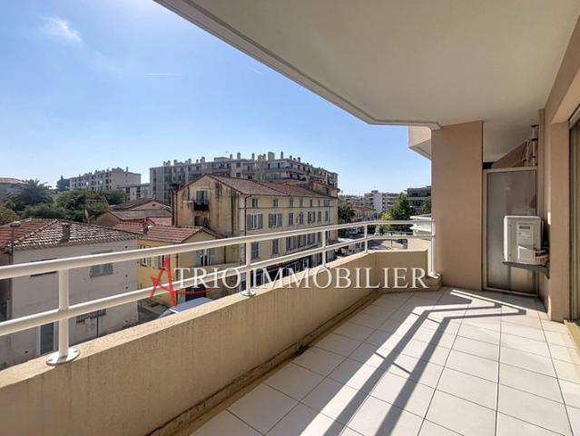 Grand studio lumineux de 30m² en étage avec terrasse dans le q